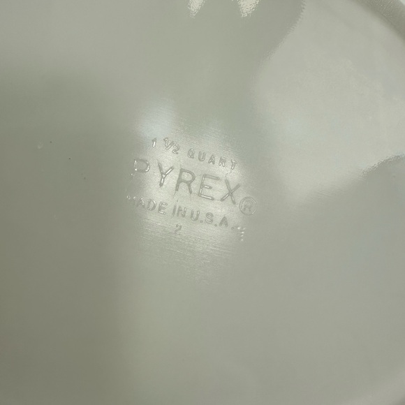 Vintage 1958 PYREX split dish 🖤🤍
Barbed wire 1.5 quart with lid - Picture 10 of 13